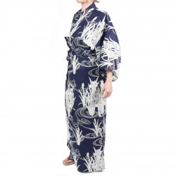 Japanischer traditioneller blauer Baumwoll-Yukata-Kimono in der Iris und im Fluss für Frauen