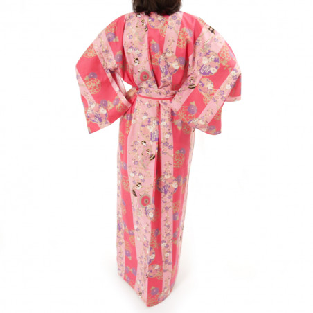 japanische Yukata Kimono rosa Baumwolle, GEISHA, Schönheits-Geisha auf gestreiftem Hintergrund