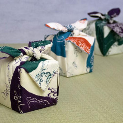 Furoshiki japonés reversible de algodón morado y verde con estampado de monos y conejos, CHOJU JINBUTSU GIGA, 48 x 48 cm