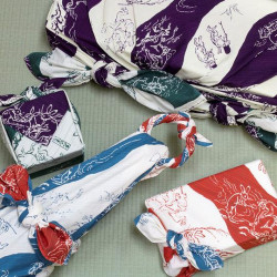 Furoshiki japonais reversible en coton violet et vert motif singe et lapin, CHOJU JINBUTSU GIGA, 48 x 48 cm