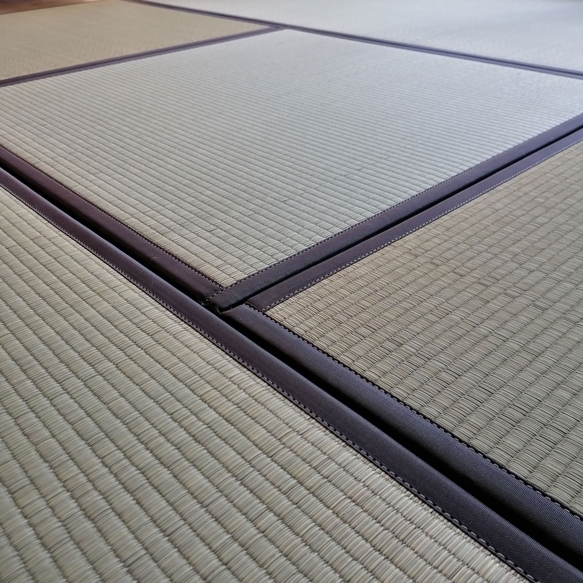 https://tokyo-market.fr/41636/japanese-traditional-tatami-rice-straw-mat-agura-164x82cm.jpg