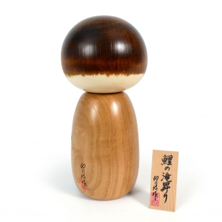 Japanische Kokeshi aus Karpfenholz, die in einem Wasserfall aufsteigen - KOI NO TAKINOBORI