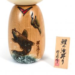 Japanische Kokeshi aus Karpfenholz, die in einem Wasserfall aufsteigen - KOI NO TAKINOBORI