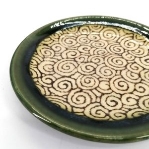 Small Japanese plate in green and beige enamelled ceramic - GUNRINKARAKUSA