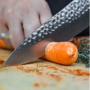 Coltello da cucina giapponese Gyuto KOTAI martellato (coltello da chef) con Saya e scatola di bambù - lama 20 cm