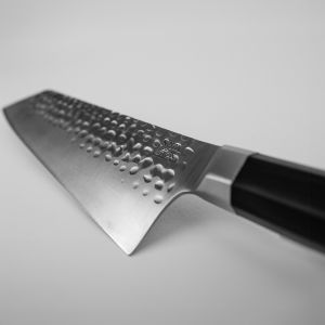 Cuchillo de cocina japonés Santoku Bunka martillado - con saya y caja de bambú - hoja 17 cm