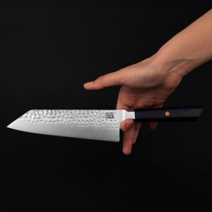 Cuchillo de cocina japonés Santoku Bunka martillado - con saya y caja de bambú - hoja 17 cm