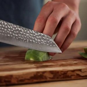 Coltello da cucina giapponese Santoku Bunka martellato - con scatola Saya e bambù - lama 17 cm