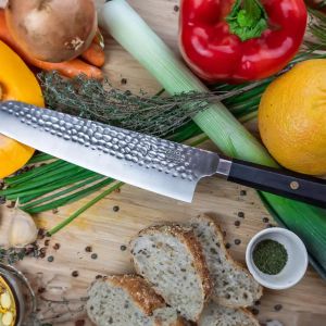 Cuchillo de cocina japonés Santoku Bunka martillado - con saya y caja de bambú - hoja 17 cm