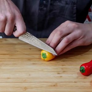 Cuchillo de cocina japonés martillado pequeño (cuchillo universal) Bunka - con saya magnética y caja de regalo - hoja 13,5 cm