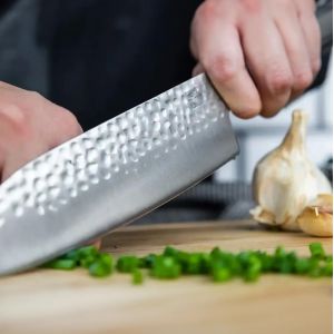 Coltello da cucina giapponese Santoku KOTAI martellato con Saya e scatola di bambù - lama 18 cm