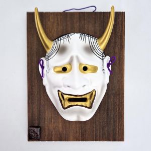 Noh-Maske, die den rachsüchtigen Dämon HANNYA mit einem Holzrahmen darstellt