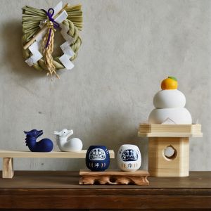 Muñeca japonesa, DARUMA, blanca, iwaza