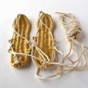 Paar traditionelle japanische Waraji-Sandalen aus Vinyl und Hanfseil